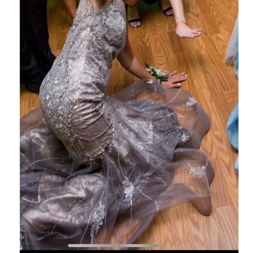 Dress - Picture 2 of 9